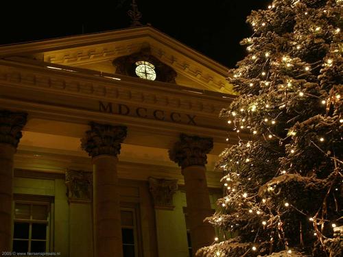 wallpaper: Stadhuis met Kerstmis, HersenSpinsels