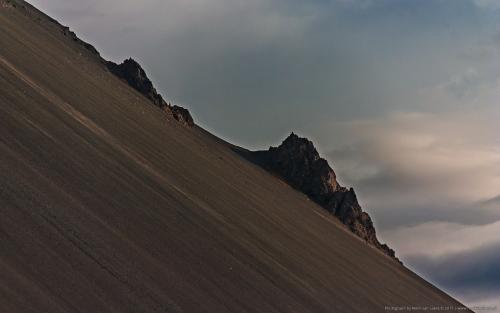 wallpaper: 'Mountain ridge' - Iceland